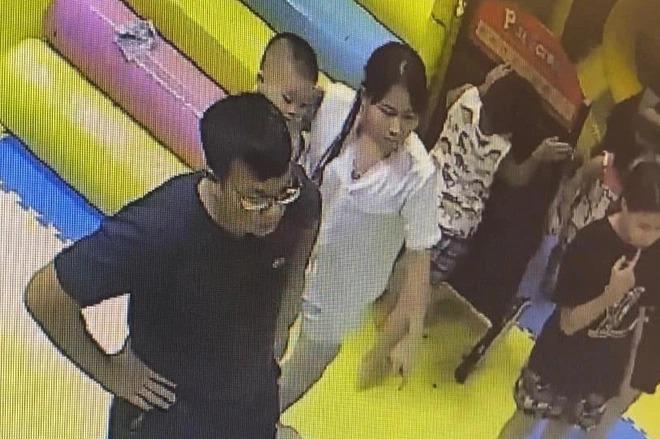 Xác minh clip ông chú tát vào mặt bé gái 4 tuổi trong khu vui chơi-1