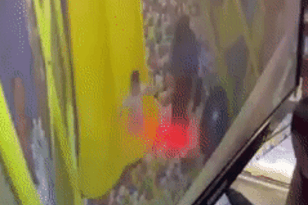 Đã tìm ra ông chú tát bé gái 4 tuổi trong khu vui chơi ở Hà Nội-2