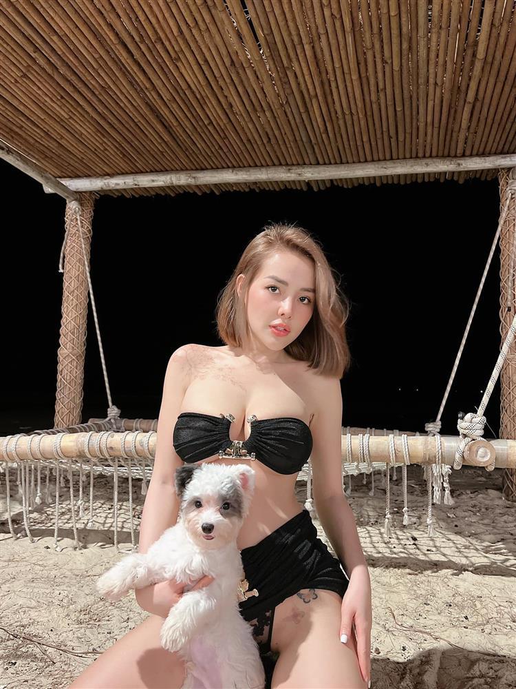 Ngan 98 used underwear instead of bikini, and lifted her skirt to be offensive-3
