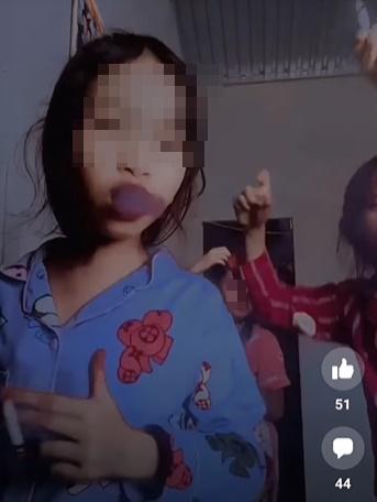 SỐC: 3 bé gái vừa hút thuốc lá vừa nhảy nhót như ở bar-4