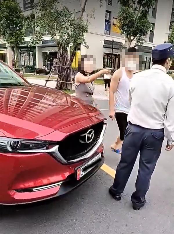 Illegal parking, the couple rushed to slap the security guard of the urban area-1