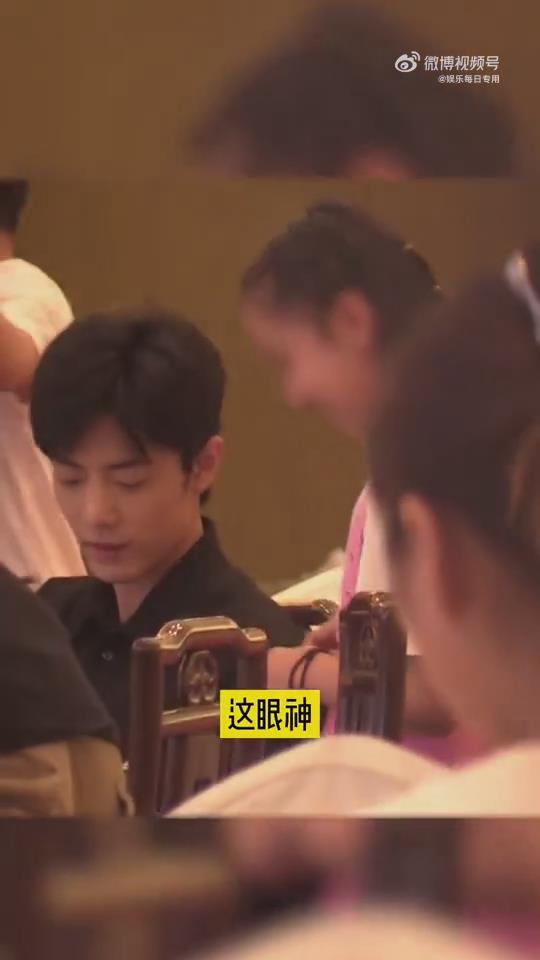 Tiêu Chiến hành xử tinh tế với fan nhí, nhìn mà chỉ biết xuýt xoa-3