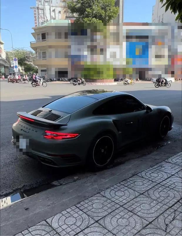 Chiếc Porsche 911 Turbo S thế hệ cũ này nằm trong bộ sưu tập 4 chiếc siêu xe cùng loại của ông Vũ. Nguyên bản của sản phẩm là xám lông chuột nhưng ông đã dán decal sang màu xanh.