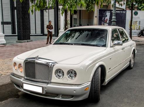 Còn đây là chiếc Bentley Arnage R Mulliner của vị đại gia, ước tính giá trị khoảng 22 tỷ đồng.