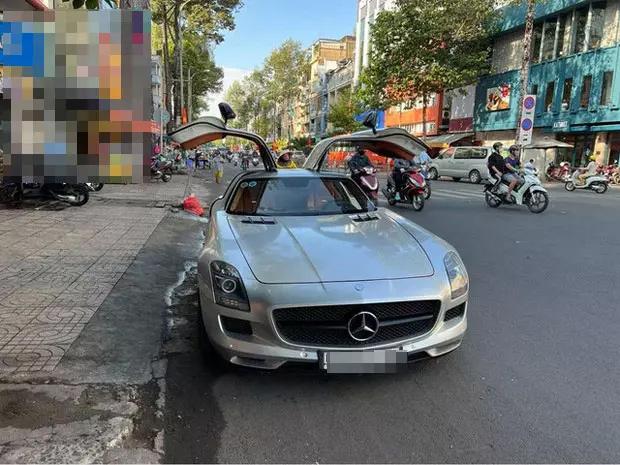 Chiếc Mercedes-Benz SLS AMG là một trong bốn chiếc siêu xe cùng loại thuộc sở hữu của ông Vũ. Trong đó có một sản phẩm thuộc hiên bản đặc biệt GT Final Edition.