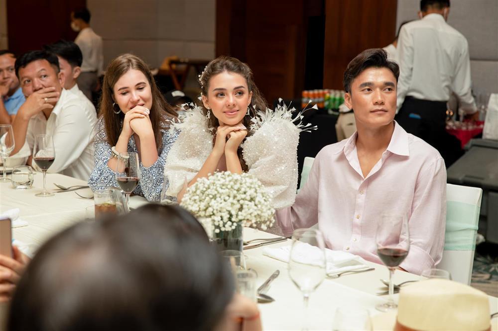 Vợ Tây của Bùi Tiến Dũng mang bầu, nhan sắc thay đổi ra sao?-1