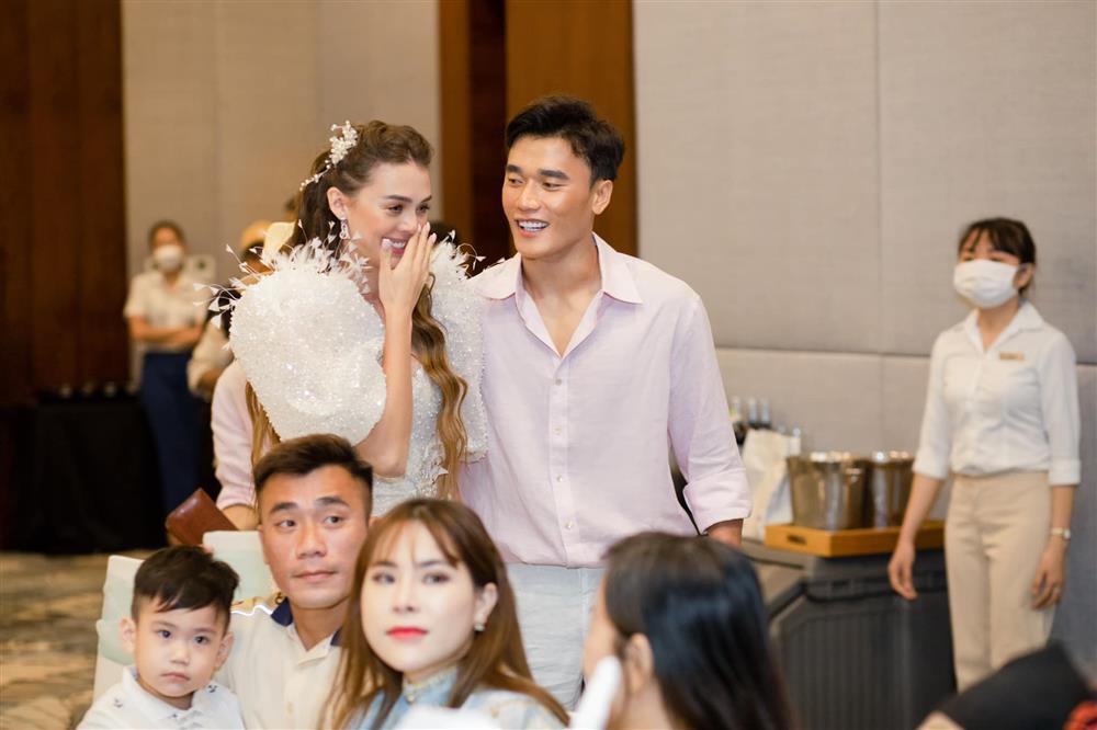 Vợ mẫu Tây tung loạt ảnh ĐỘC trong đám cưới với Bùi Tiến Dũng-6