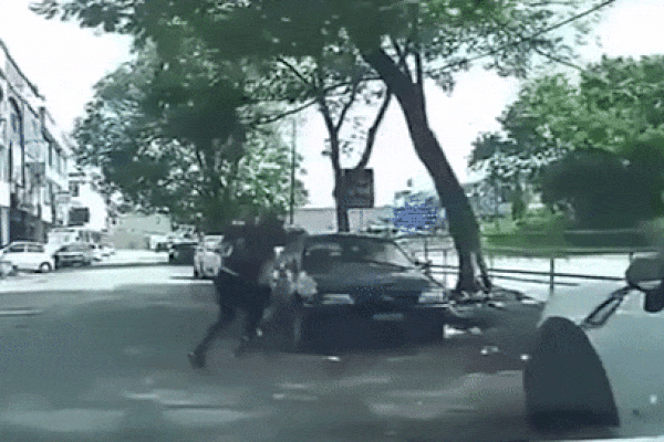 Clip: Hai tên cướp táo tợn giật túi xách, kéo cô gái bay văng xe-1