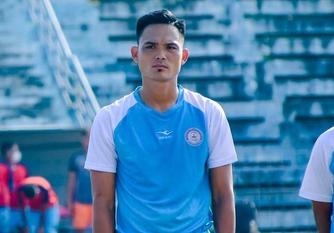 Cầu thủ đấm trọng tài dự định treo giày-1