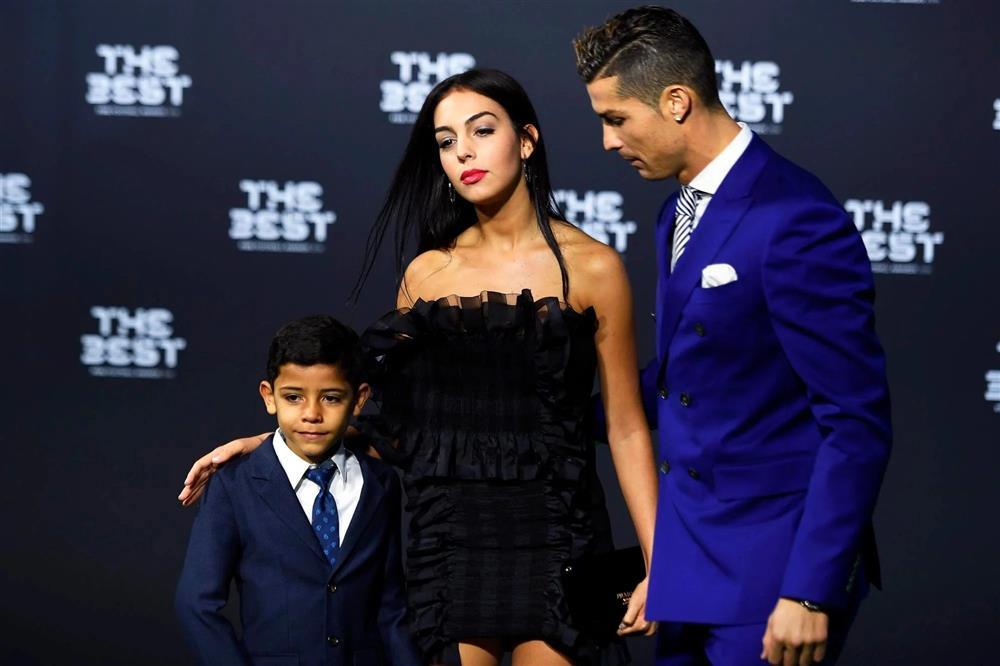 Tại sao Amber Heard, Ronaldo đều giấu bố mẹ ruột của các con?-4