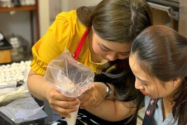 Nguyen Ti Na has just sold cakes and opened a vocational class