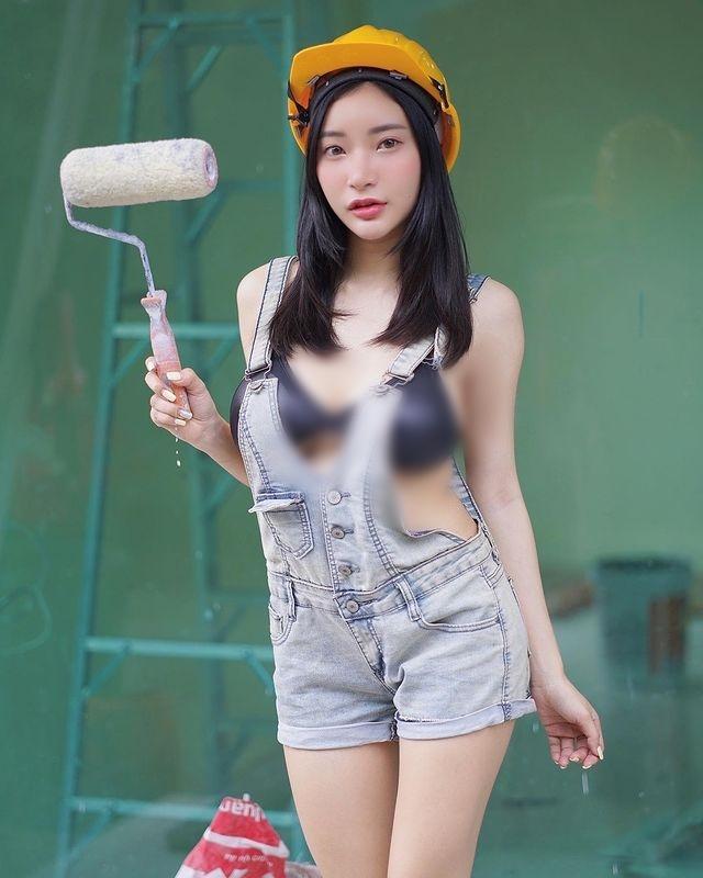Mới đây, dân mạng Thái Lan nhức nhối về hình ảnh một hot girl hóa thân thành nữ công nhân với trang phục phản cảm.
