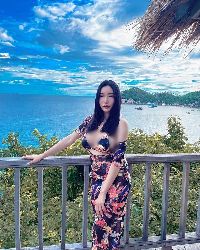 Rất nhiều người đã nhận ra danh tính thực sự của hot girl gợi cảm này, đó là Muayly Nucha, một trong những hot girl thế hệ mới rất nổi tiếng ở Thái Lan.