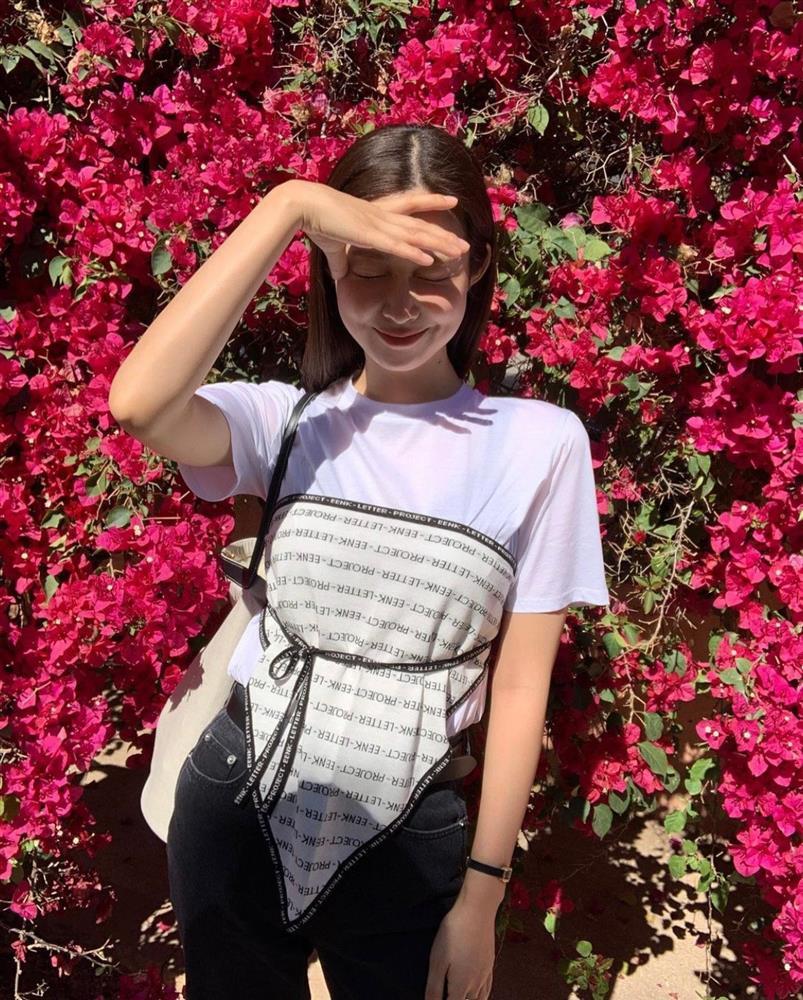 Hè về, mỹ nhân Hàn đua nhau quấn khăn lụa làm áo đẹp ná thở-5