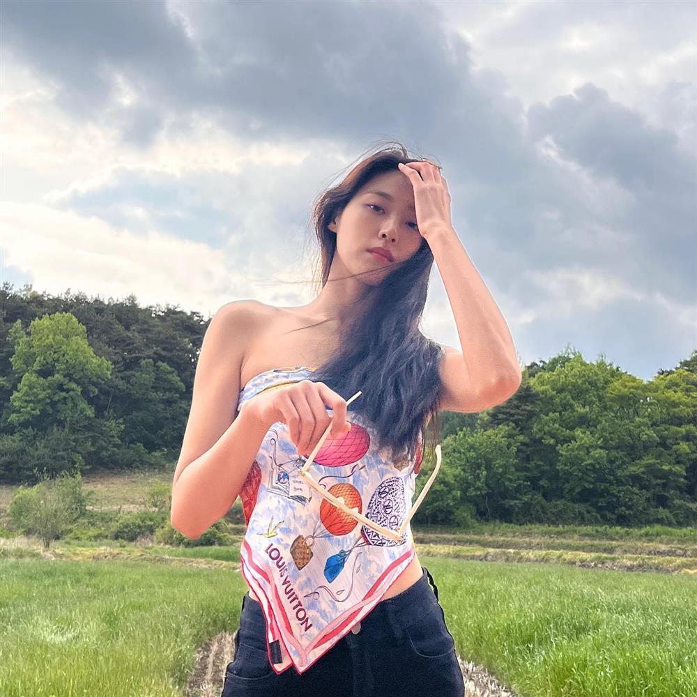 Hè về, mỹ nhân Hàn đua nhau quấn khăn lụa làm áo đẹp ná thở-2