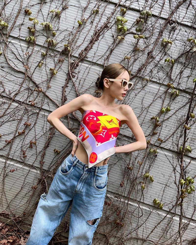 Hè về, mỹ nhân Hàn đua nhau quấn khăn lụa làm áo đẹp ná thở-1