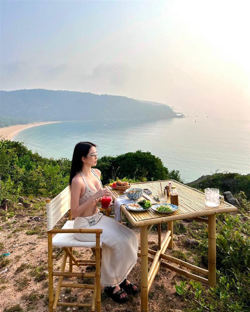 Ngọc Trinh check-in trước biển, netizen mỉa mai: Lại mua hả chị?-1