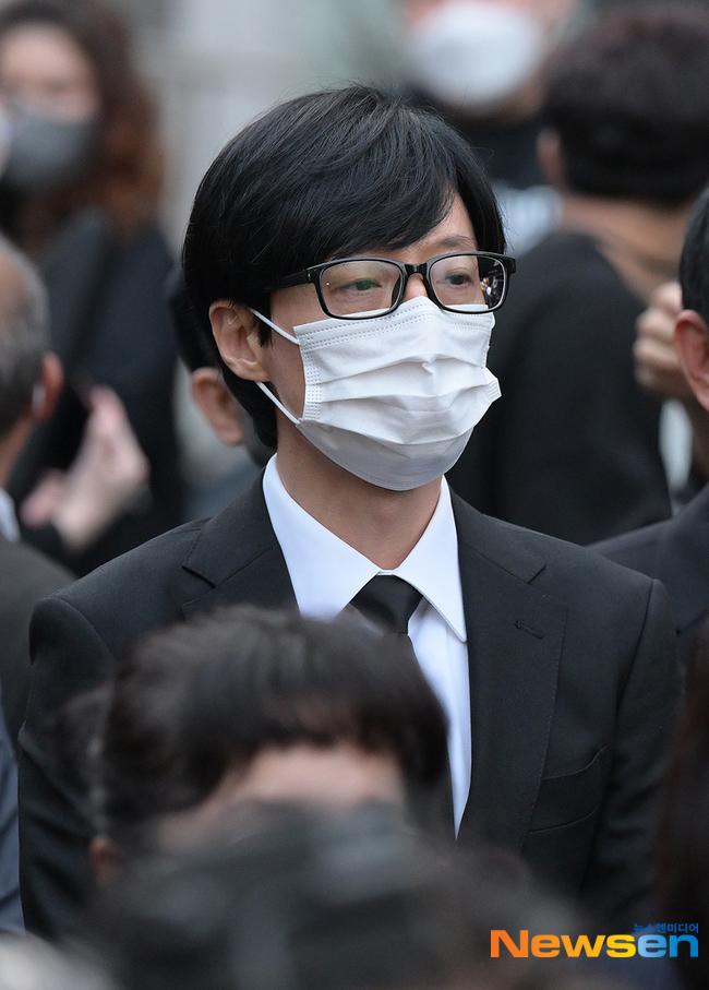 Yoo Jae Suk, Kang Ho Dong dự tang lễ nam MC gạo cội-4