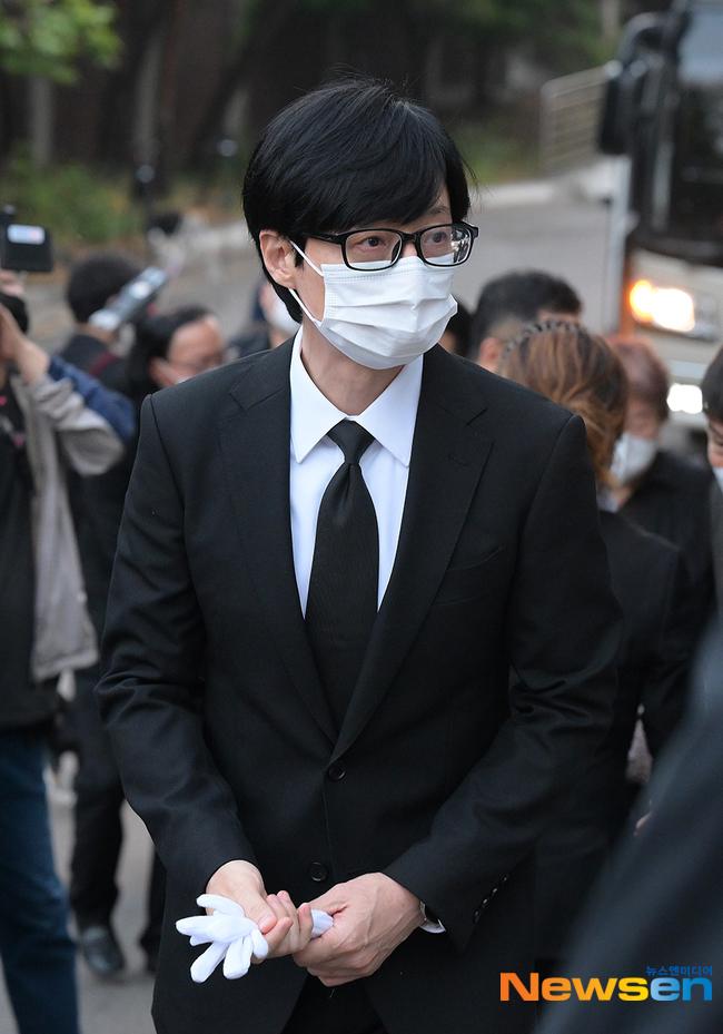 Yoo Jae Suk, Kang Ho Dong dự tang lễ nam MC gạo cội-6