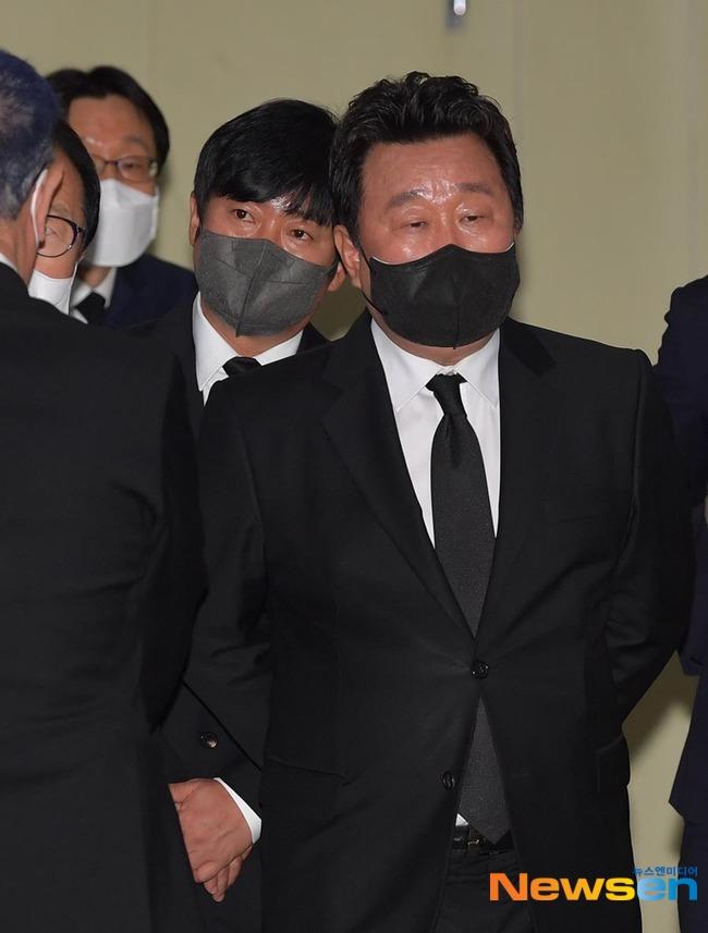 Yoo Jae Suk, Kang Ho Dong dự tang lễ nam MC gạo cội-7