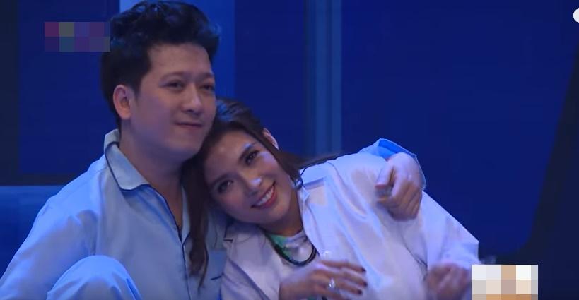 Trường Giang sờ mông Thúy Diễm trước khi hôn trộm Thùy Tiên-6