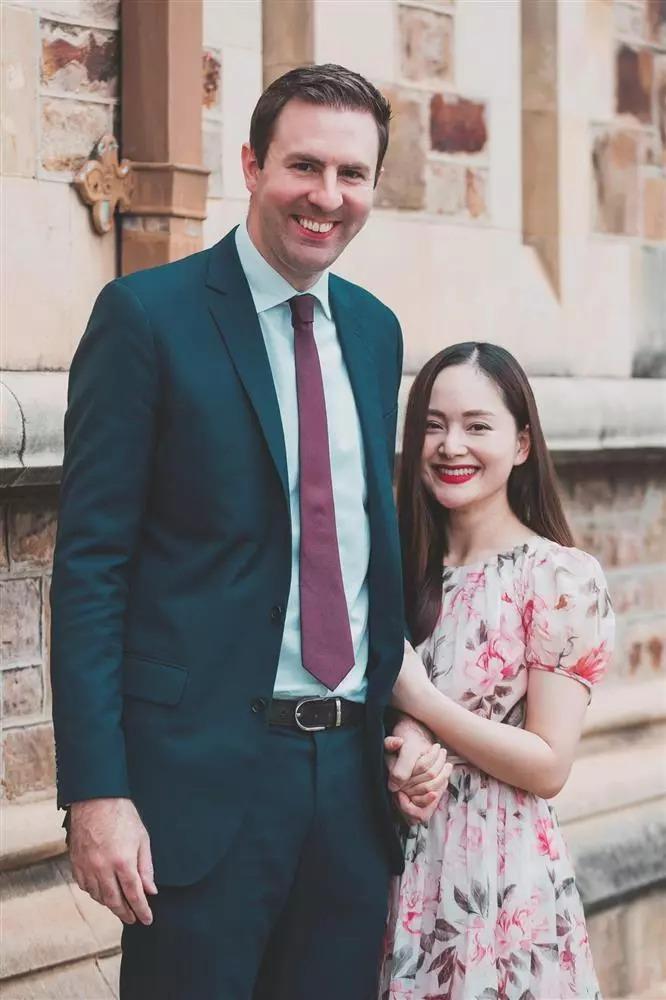 Chồng Tây 2m nuốt chửng Lan Phương với đôi chân dài khủng-6