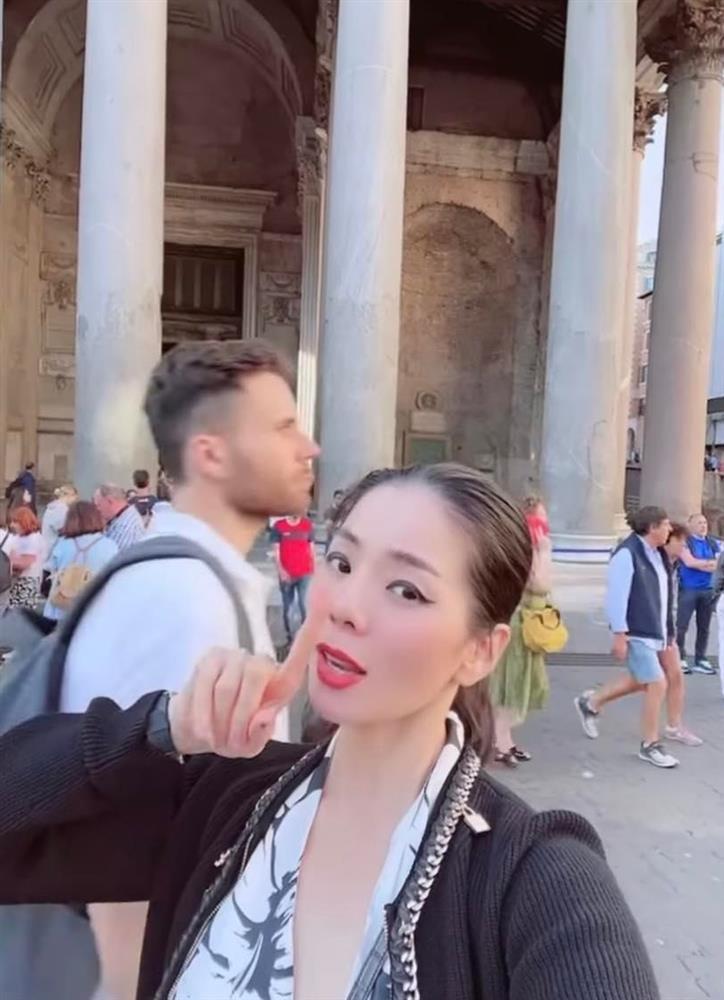 Lệ Quyên trang điểm như diễn tuồng khi vi vu châu Âu với tình trẻ-2