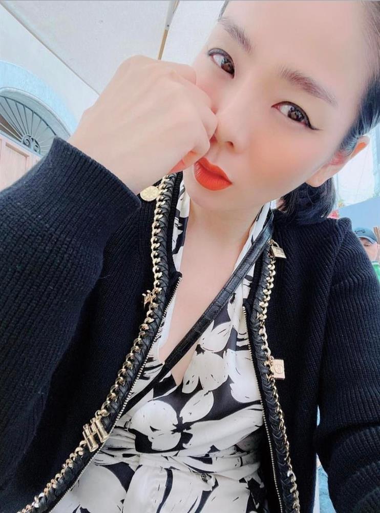 Lệ Quyên trang điểm như diễn tuồng khi vi vu châu Âu với tình trẻ-1