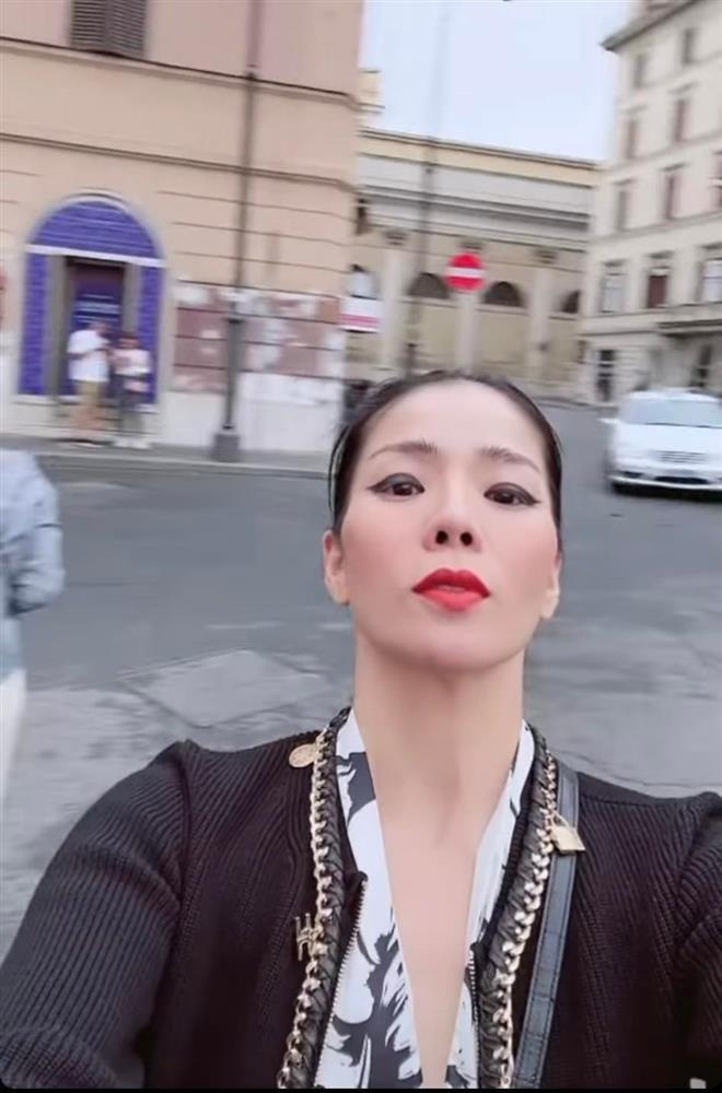Le Quyen's makeup looks like a tuong when traveling to Europe with young love-3
