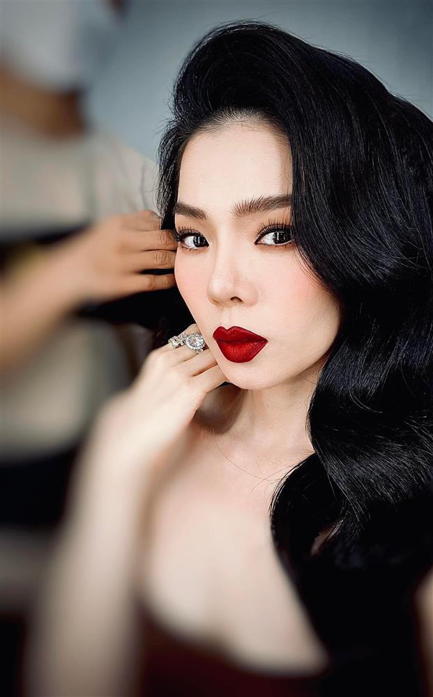 Lệ Quyên trang điểm như diễn tuồng khi vi vu châu Âu với tình trẻ-4