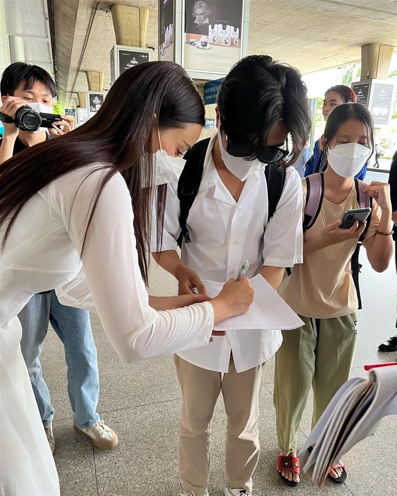 Bản sao Catriona Gray mặc áo dài đến Việt Nam-4