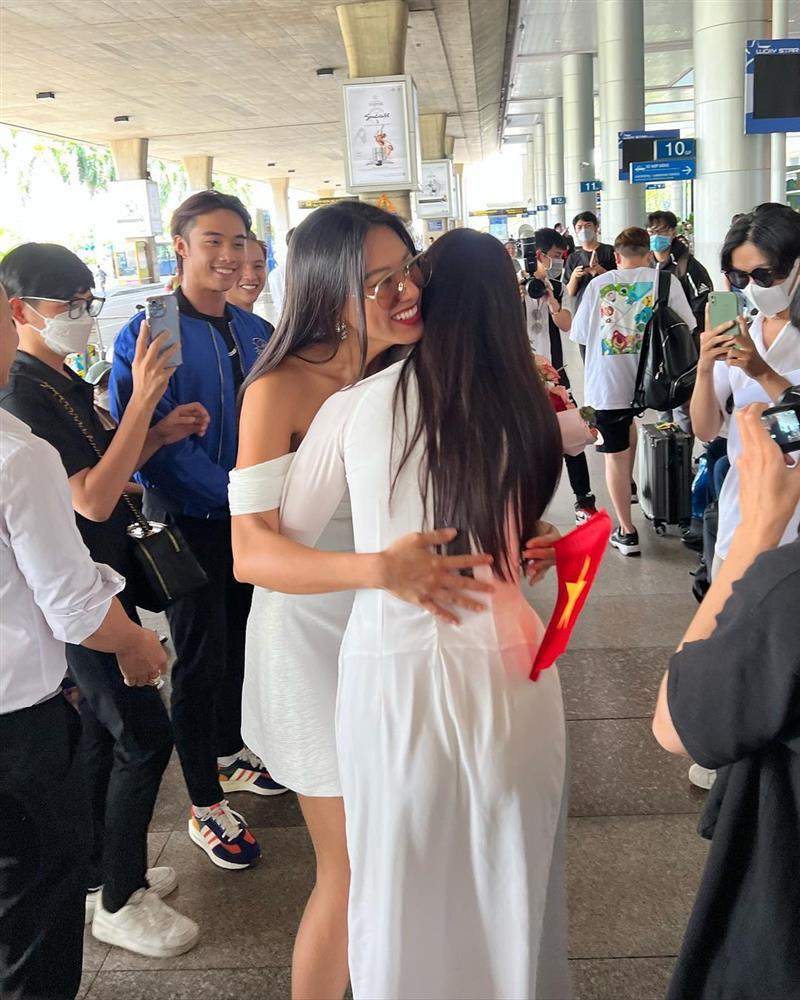 Bản sao Catriona Gray mặc áo dài đến Việt Nam-2