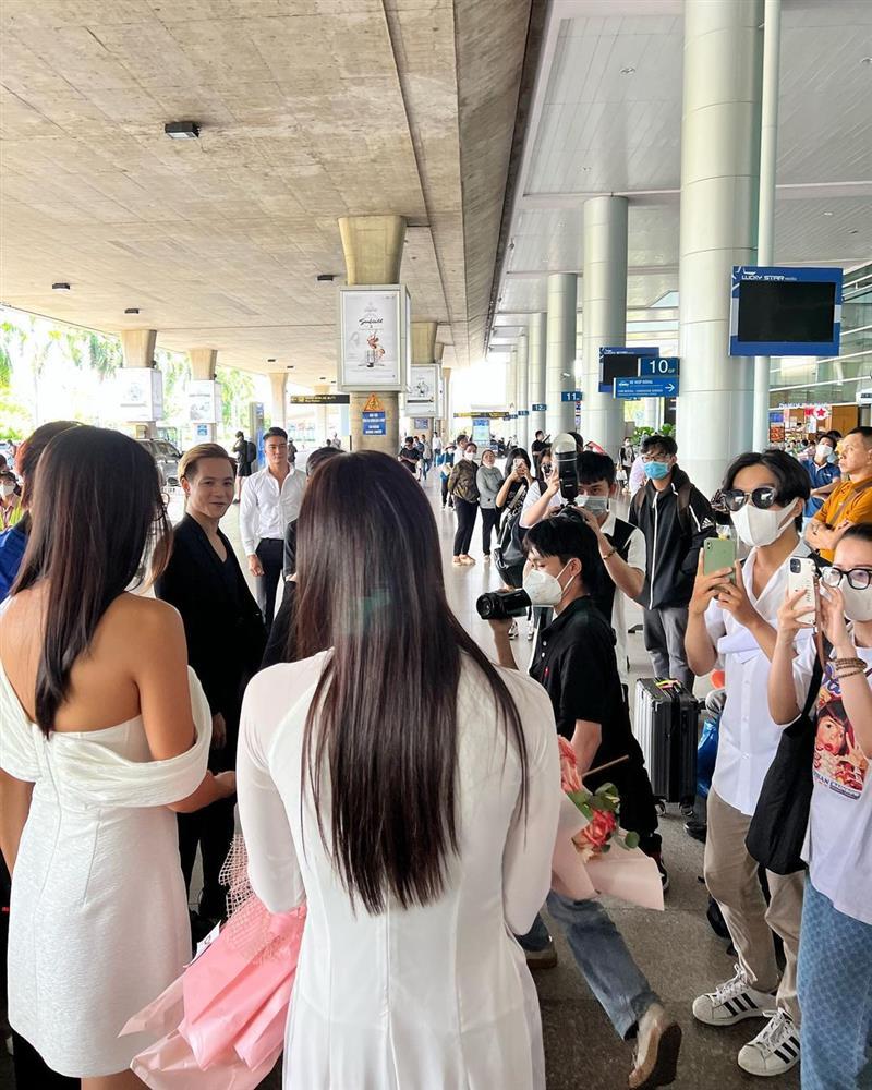 Bản sao Catriona Gray mặc áo dài đến Việt Nam-5