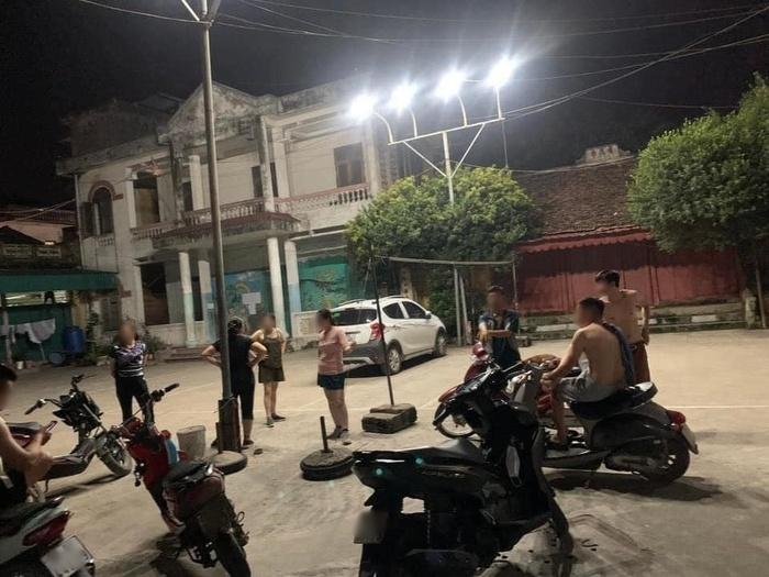 Đậu xe giữa sân chơi của cả làng, chủ ô tô tái mào khi quay lại lấy-1