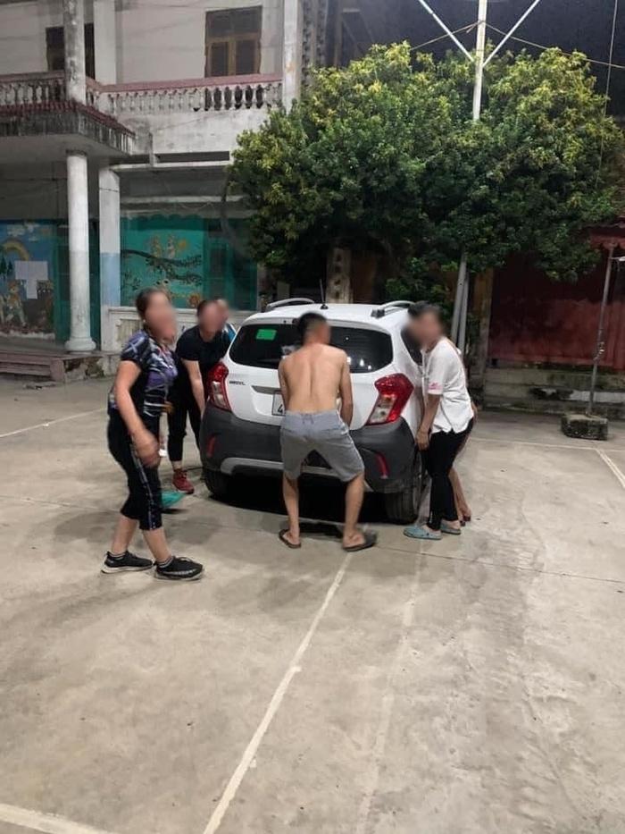 Đậu xe giữa sân chơi của cả làng, chủ ô tô tái mào khi quay lại lấy-2