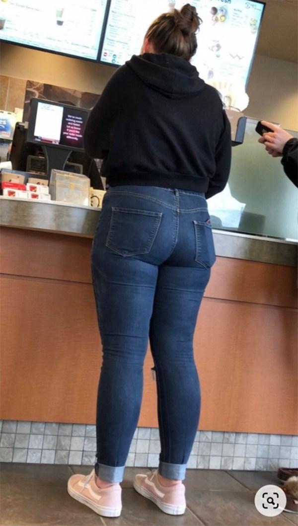 Quần jeans ống bó chịt vốn đã trở nên khá lỗi thời và không dành cho các nàng béo thì phô diễn hết nhược điểm cơ thể.