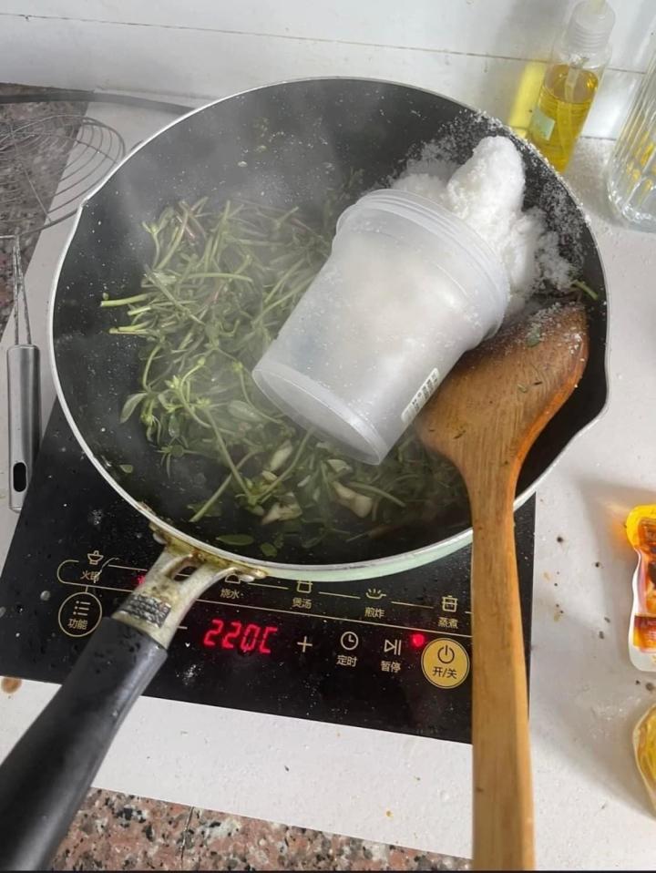 Những pha trổ tài bếp núc bất ổn khiến dân tình hoang mang tột độ-1