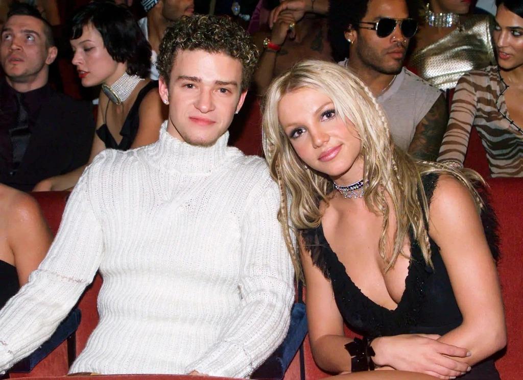 Nói về mối tình nổi tiếng và ồn ào nhất của Spears, không thể không nhắc Justin Timberlake. Phát triển tình cảm từ bạn bè sang người yêu, cặp công chúa - hoàng tử nhạc pop thời mặn nồng luôn dành cho nhau những lời có cánh. Nhưng khi chia tay, Timberlake đã nói xấu tình cũ và thậm chí réo tên Spears trong ca khúc Cry Me a River. Cho đến tháng 5/2021, nam ca sĩ mới công khai xin lỗi vì những lầm lỗi đã gây ra cho Spears. Ảnh: New York Post.