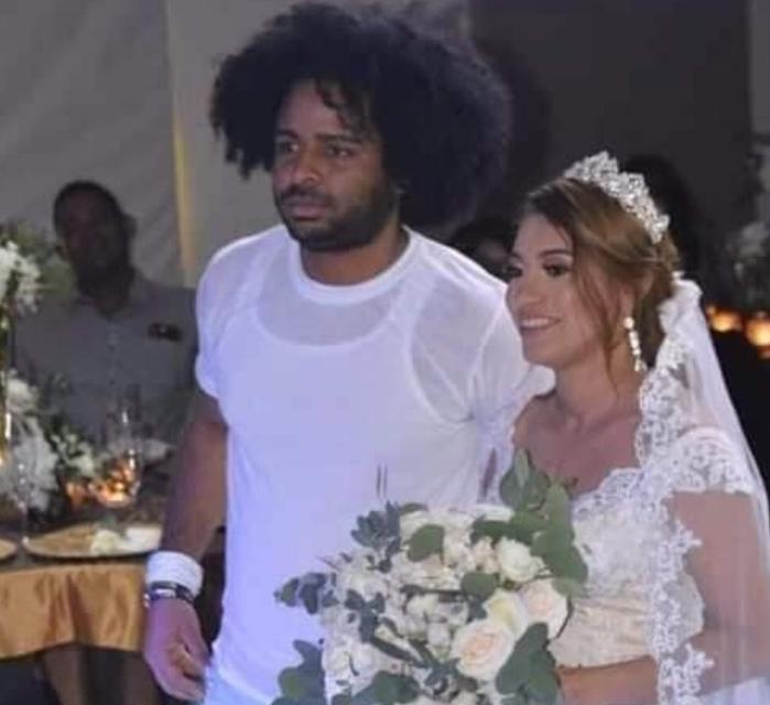 Đang ngủ thì tự dưng bị kéo đi làm đám cưới.