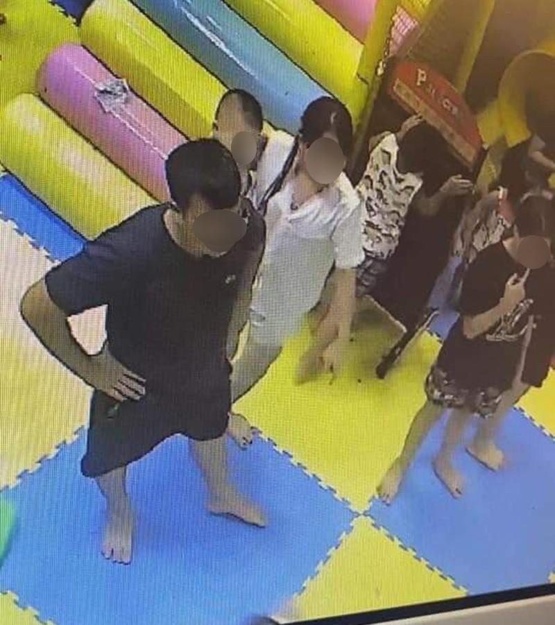 Khoảnh khắc bé gái 4 tuổi nói xin lỗi vẫn bị người đàn ông đe nạt-1