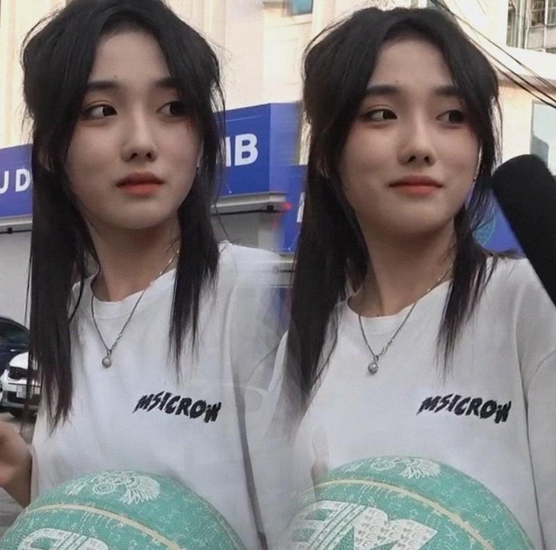 Vô tình lọt máy quay, nữ sinh ĐH Ngoại ngữ Hà Nội bỗng nổi tiếng-1