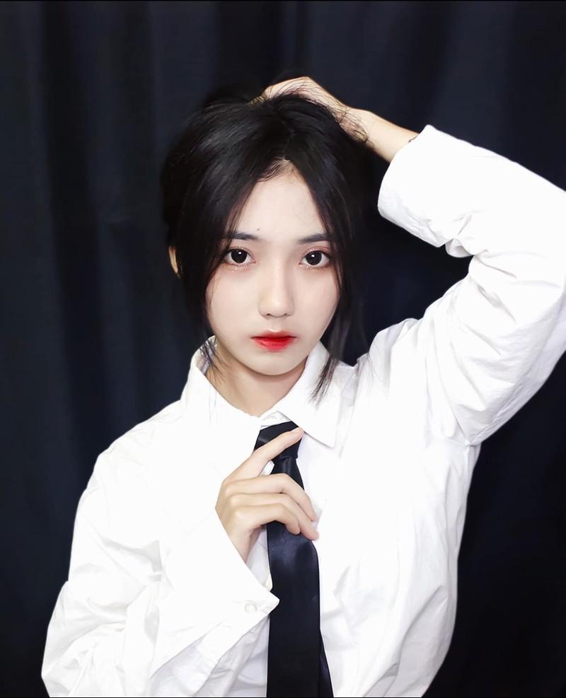 Vô tình lọt máy quay, nữ sinh ĐH Ngoại ngữ Hà Nội bỗng nổi tiếng-9