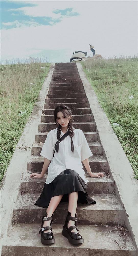 Vô tình lọt máy quay, nữ sinh ĐH Ngoại ngữ Hà Nội bỗng nổi tiếng-10