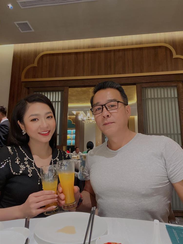 Vua cá Koi tình tứ vợ mới, gọi những người chỉ trích là bất hạnh-1