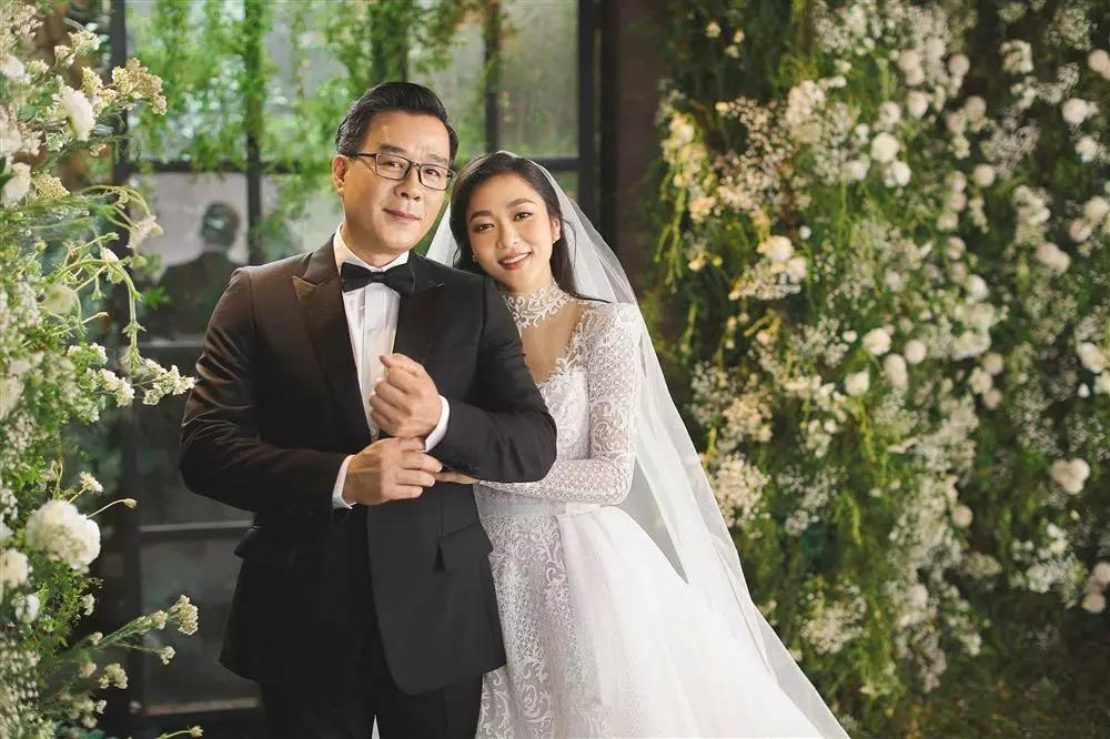 Vua cá Koi tình tứ vợ mới, gọi những người chỉ trích là bất hạnh-3