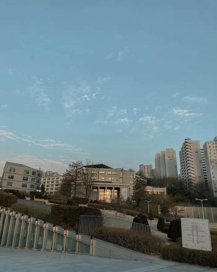 Vẻ đẹp hút hồn của 3 ngôi trường bước ra từ phim Hàn-3