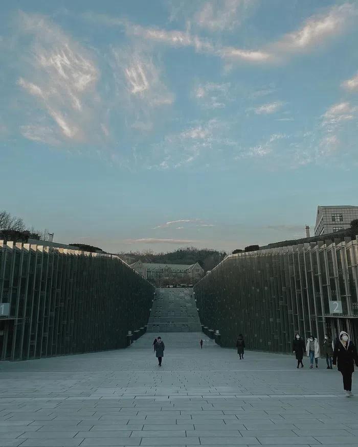 Vẻ đẹp hút hồn của 3 ngôi trường bước ra từ phim Hàn-4