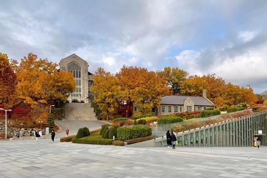 Vẻ đẹp hút hồn của 3 ngôi trường bước ra từ phim Hàn