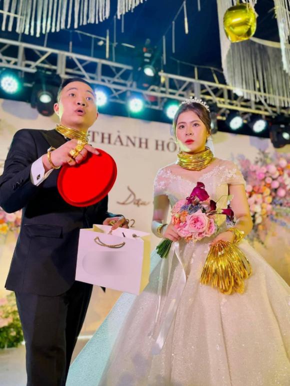 Cặp đôi ở Bắc Ninh đeo vàng trĩu cổ trong ngày cưới-1