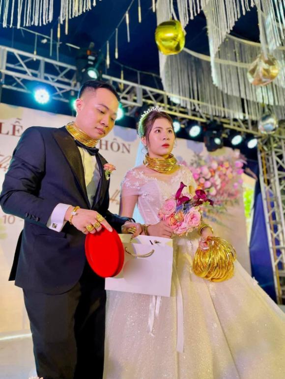 Cặp đôi ở Bắc Ninh đeo vàng trĩu cổ trong ngày cưới-2